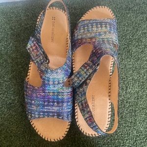 These are 8.5 multi colored Naturalizer sandals